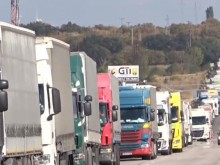 33-километрова опашка от ТИР-ове се е образувала на граничещи с България пунктове
