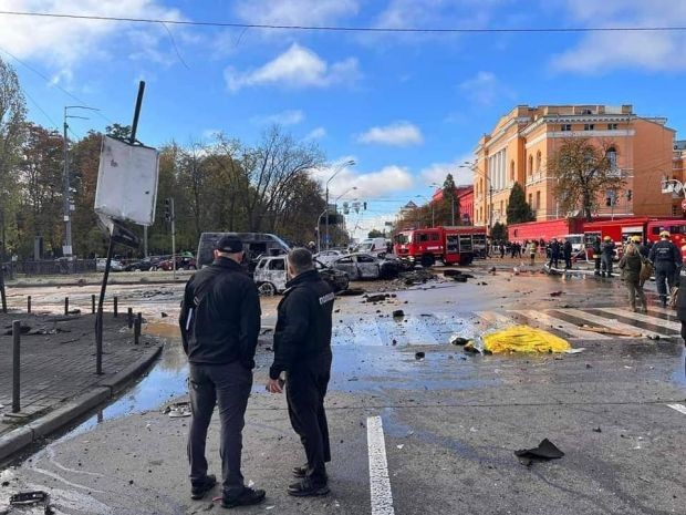 Експлозии прогърмяха в центъра на Киев една от ракетите падна