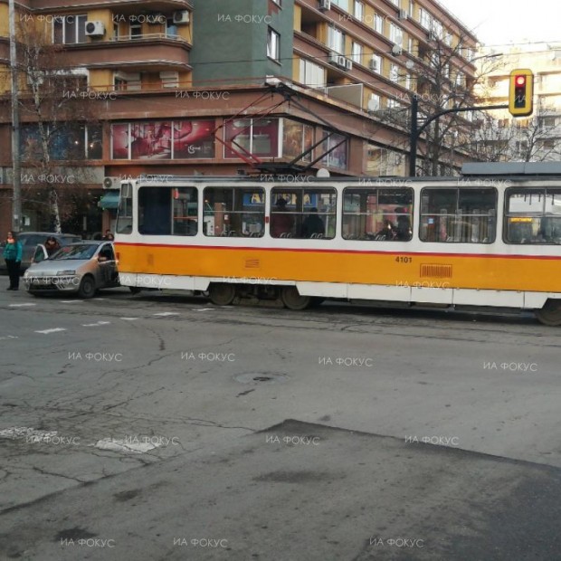 Затруднено е движението на трамваи 20 и 23 в столицата поради катастрофа