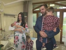 Младо българско семейство се радва на пета рожба