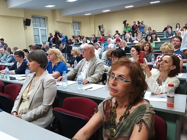 </TD
>Будни младежи заподозряха Пловдивския университет в недобросъвестно отношение към учебния
