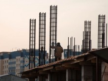 Двама работници протестират върху фасадата на строеж в Перник заради неизплатени заплати