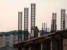 Двама работници заплашват да скочат от строеж заради неизплатени заплати