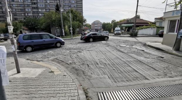 Полагат първия слой асфалт на кръстовището на ямболските улици "Хан Тервел" и "Преслав"