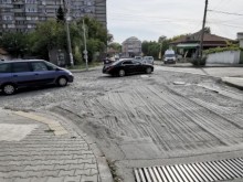 Полагат първия слой асфалт на кръстовището на ямболските улици "Хан Тервел" и "Преслав"