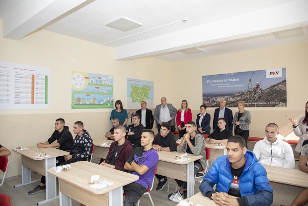 Учебна стена "По пътя на електрическия ток" и нова класна стая откриха в ПГЕТ "Г. С. Раковски" в Стара Загора