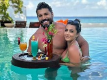 Фики релаксира на екзотично място