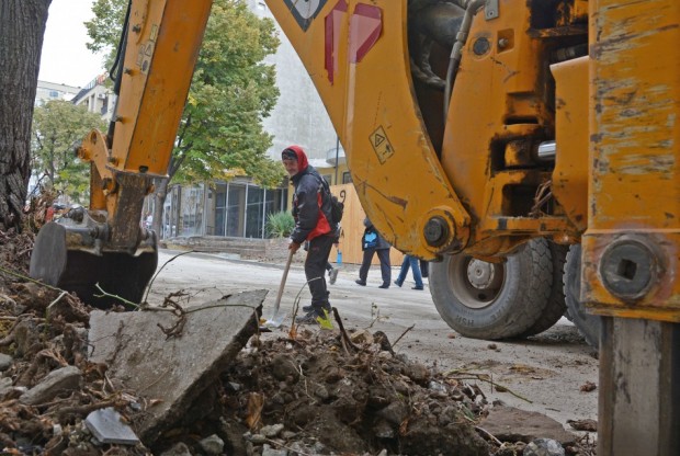 Продължават ремонтните дейности на ул. Дубровник“ в район Приморски, съобщиха