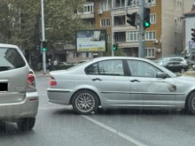 БМВ остана перпендикулярно на пътя след инцидент на най-натоварения булевард в Пловдив