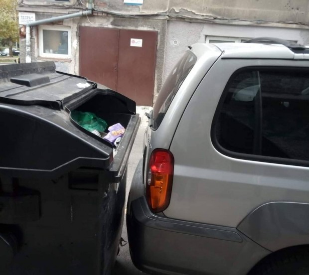 </TD
>Шофьори са паркирали буквално на милиметри от съседни обекти, видя Plovdiv24.bg.