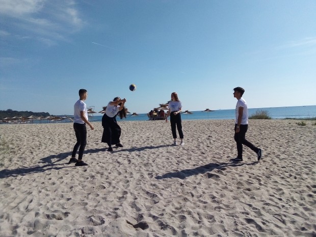 Тези дни ученици чистиха плажа на Първа буна във Варна