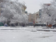 Сладкиши и вино за днешния празник раздават на Главната