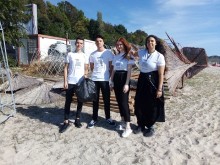 Ученици чистиха плажа на Първа буна във Варна