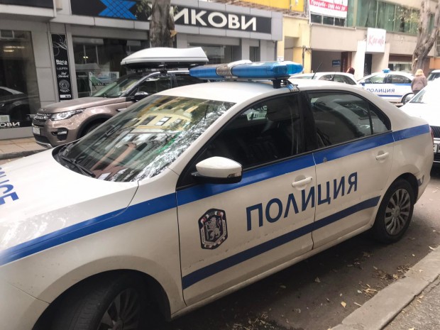 На ул Опълченска в центъра на Варна гъмжи от полиция
