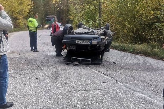72-годишен шофьор се обърна по таван с автомобила си
