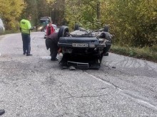 72-годишен шофьор се обърна по таван с автомобила си