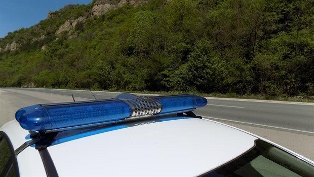 72-годишен мъж е леко пострадал след като се е преобърнал с автомобила си по таван по пътя Тешел - Борино