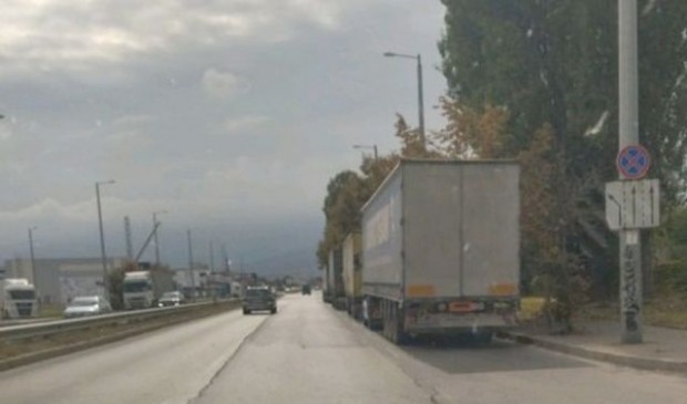 </TD
>Няколко паркирали тира ядосаха пловдивчанин, разбра Plovdiv24.bg. Във фейсбук той е публикувал