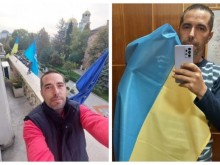 Общински съветник свали знамето на Украйна от фасадата на Столична община, поискаха отстраняването му