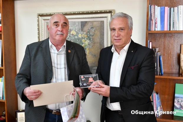 Председателят на Общински съвет-Сливен Димитър Митев с почетен плакет от Съюза на офицерите и сержантите от запаса и резерва