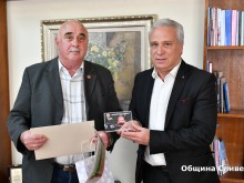 Председателят на Общински съвет-Сливен Димитър Митев с почетен плакет от Съюза на офицерите и сержантите от запаса и резерва