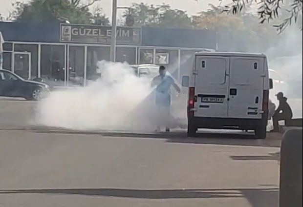 TD Мъж е записал на видеоклип какъв дим излиза от бус