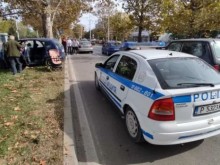 Автомобил, с майка и бебе, се заби в дърво на оживен булевард