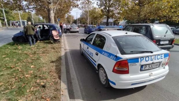 Автомобил, с майка и бебе, се заби в дърво на оживен булевард