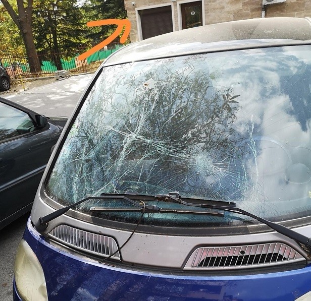 Деца потрошиха лек автомобил във Варна