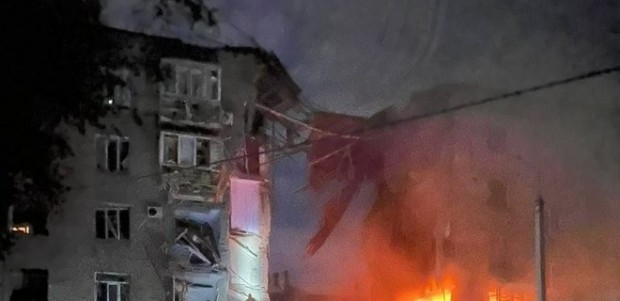След удари с ракетни снаряди в Запорожието са избухнали пожари