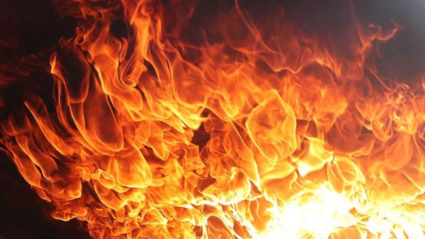 Двама мъже са пострадали при пожар в цех за производство на пелети в Роман