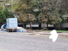 Камион се вряза в спирка в София, 19-годишна пешеходка загина