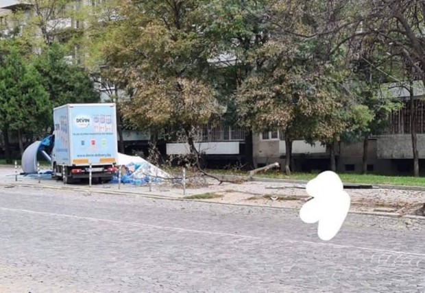 Камион се вряза в спирка в София. Инцидентът е станал на