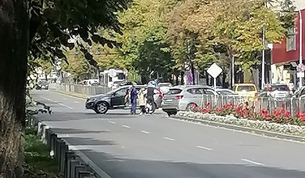 Моторист предизвика верижна катастрофа на оживен булевард във Варна научи