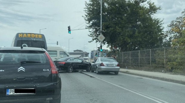 </TD
>Два автомобила са се ударили на кръстовище на булевард Пещерско