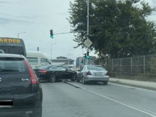 Два автомобила са се ударили на кръстовище на булевард "Пещерско шосе"