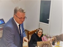 Областна администрация Сливен почете 102-годшната Мона Качарова от с. Мечкарево