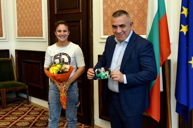 Олимпийската шампионка по карате Ивет Горанова се срещна с кмета на Сливен Стефан Радев  