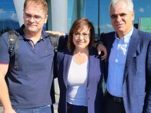 Нинова пусна снимка със сина и мъжа си