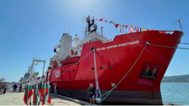 Научноизследователският кораб "Св. Св. Кирил и Методий" се подготвя за експедиция до Антарктика
