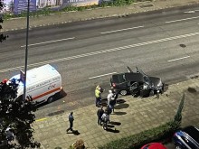 Сблъсък на възлово място в Пловдив, хвърчали са гуми