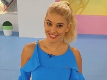 Интересно "птиченце" кацна на рамото на Ева Веселинова