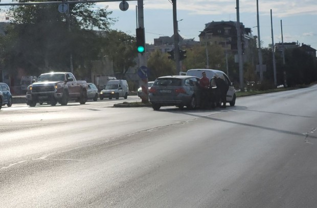 Удар между две коли на основен булевард в Пловдив