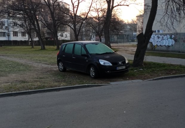 </TD
>За поредно нагло паркиране върху пътека съобщава читател на Plovdiv24.bg.