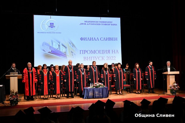 Сливенският филиал към МУ – Варна изпрати шестия си випуск медицински сестри и акушерки