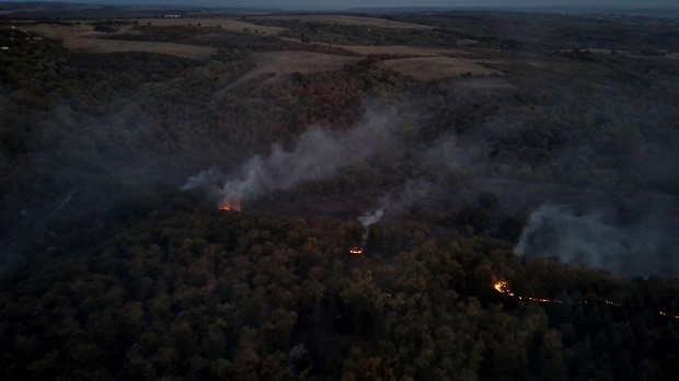 5-ти ден доброволци и пожарникари гасят голям пожар край авренското село Здравец