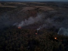 5-ти ден доброволци и пожарникари гасят голям пожар край авренското село Здравец