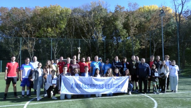 Спорт за мир: дипломати играха футбол с кауза