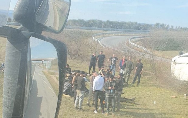 Мигранти бяха заловени на бензиностанция на АМ "Тракия"