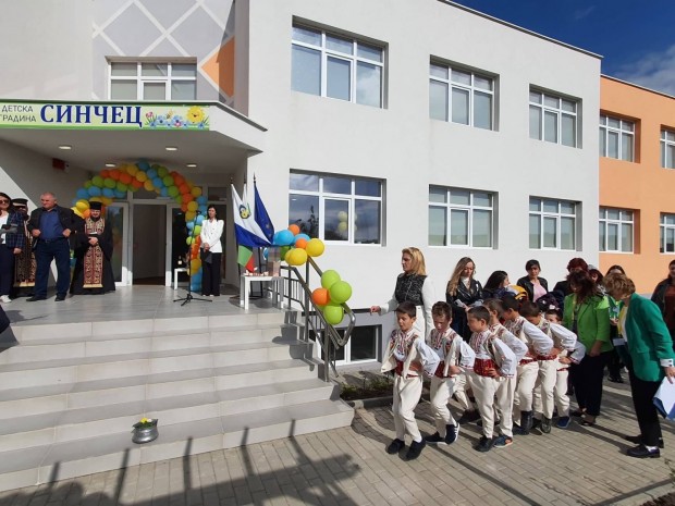 </TD
>Децата от бургаския квартал Горно Езерово“ вече имат чисто нова